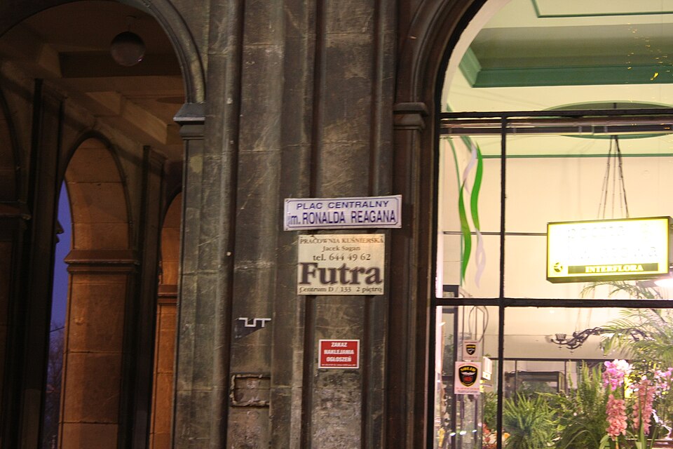 Reagan Square — widok zimowy